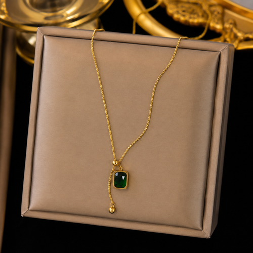 Green pendant necklace