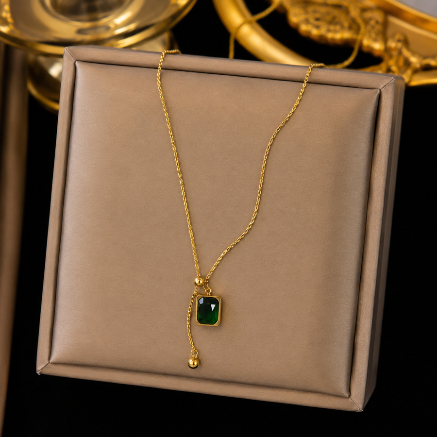 Green pendant necklace